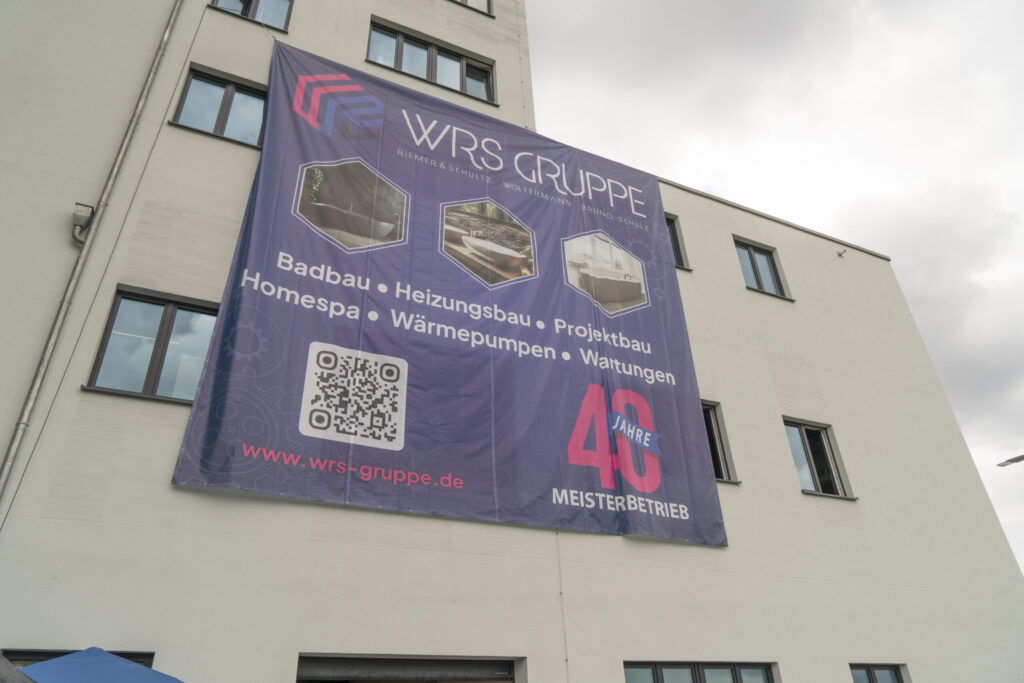 Grillfest der WRS-Gruppe – Banner am WRS-Hauptquartier