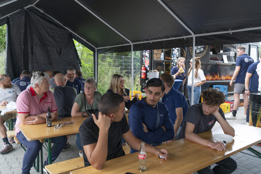 Grillfest der WRS-Gruppe – Kollegen an den Biertischen