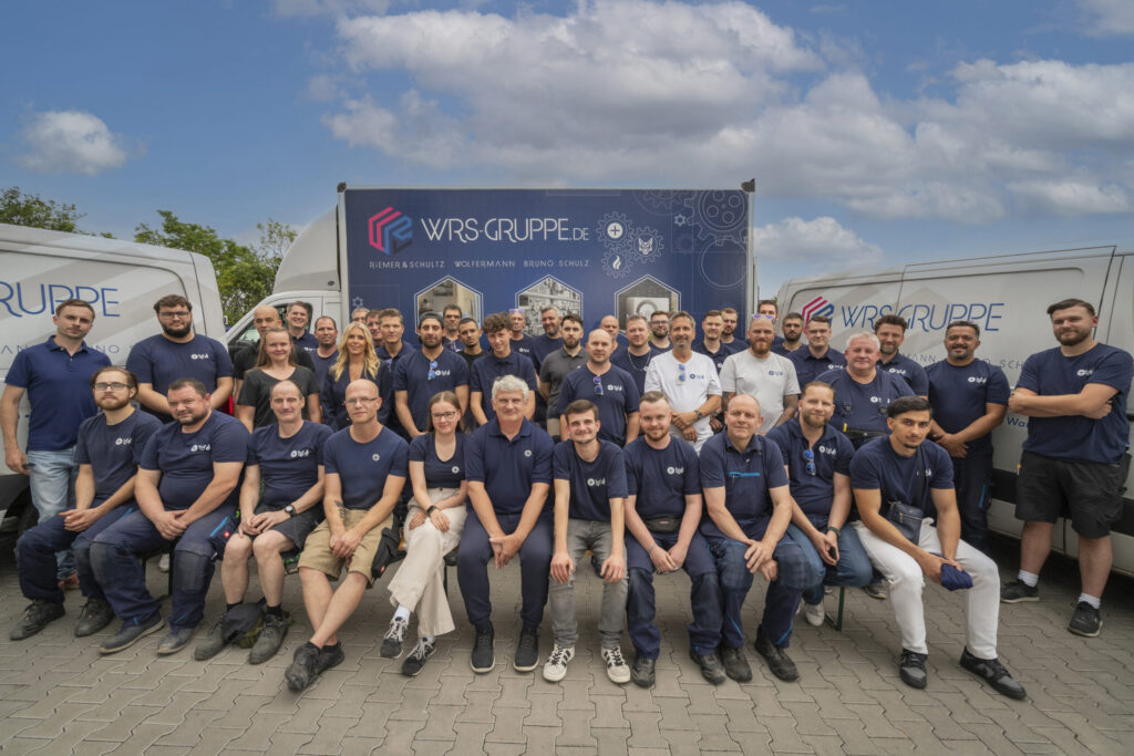 Grillfest der WRS-Gruppe – Teamfoto vor den Firmenfahrzeugen