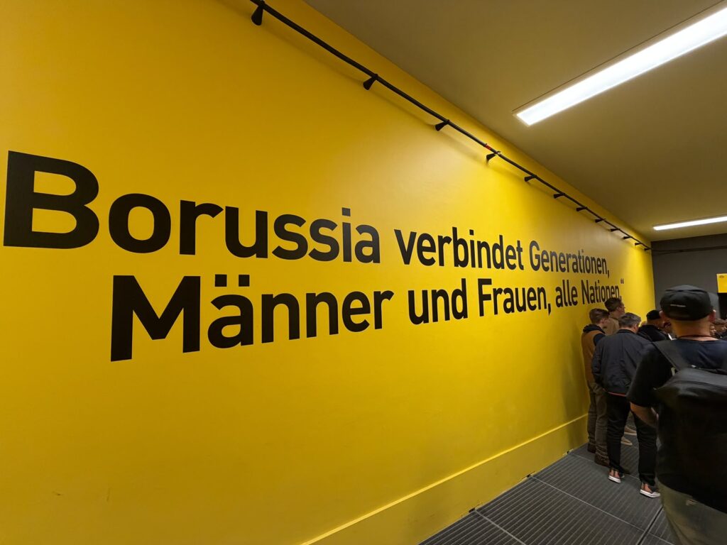 Teamausflug nach Dortmund – Borussia-Schriftzug im Signal Iduna Park