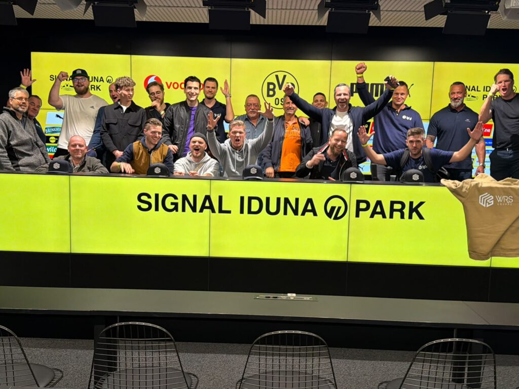 Teamausflug nach Dortmund – Teamfoto im Presseraum des Signal Iduna Park